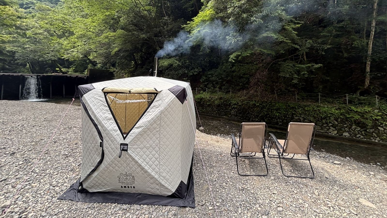 光滝寺キャンプ場の川辺に設営したJOYレンタルのテントサウナと外気浴チェア