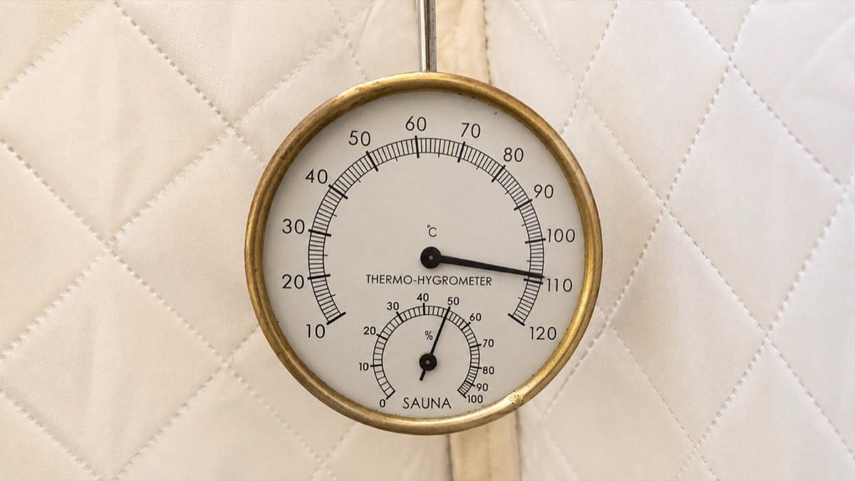 テントサウナ内の温度計が100℃を超えている様子