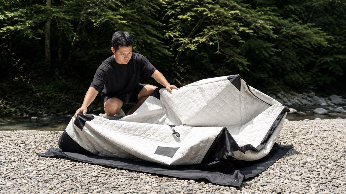 テントサウナの幕体を広げている様子