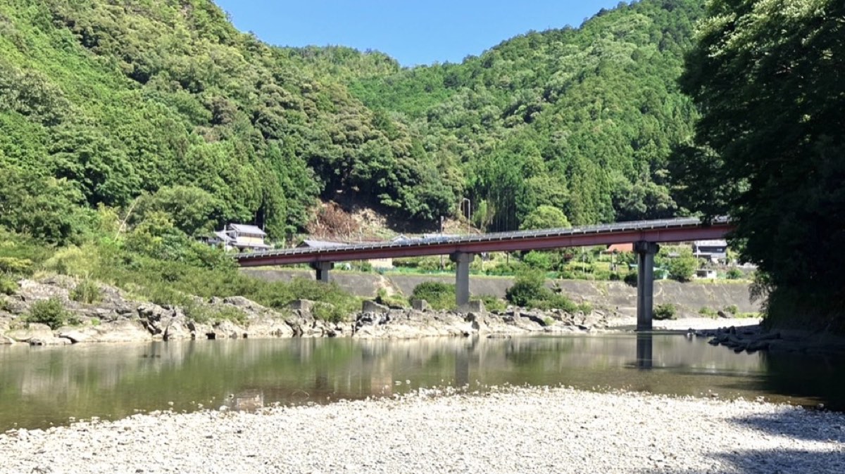 吉野川なつみキャンプ場（奈良県吉野町）の吉野川と河原